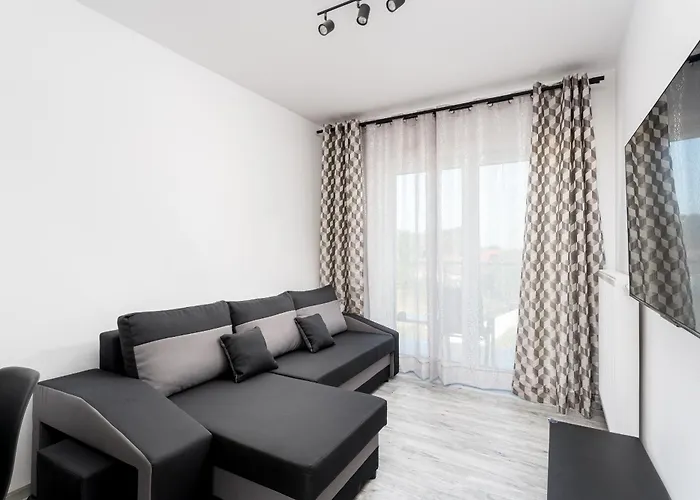 Gusta Cosy Apartment By Bookinghost